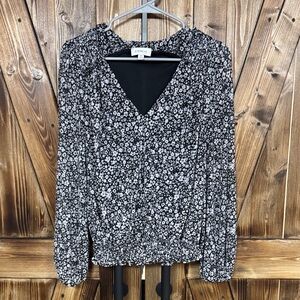 Evereve Black and White Floral V-Neck Blouse